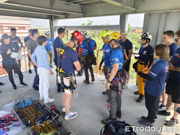 ▲澳洲消防員前往台南觀摩特搜醫療組訓練，現場交流熱絡。（記者林東良翻攝，下同）