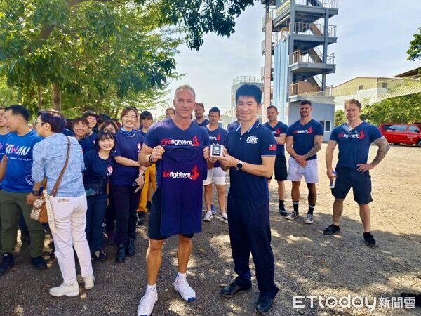 ▲澳洲消防員前往台南觀摩特搜醫療組訓練，現場交流熱絡。（記者林東良翻攝，下同）