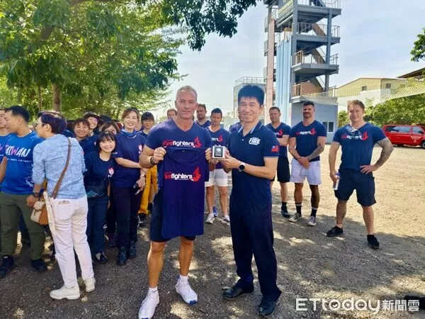 ▲澳洲消防員前往台南觀摩特搜醫療組訓練，現場交流熱絡。（記者林東良翻攝，下同）