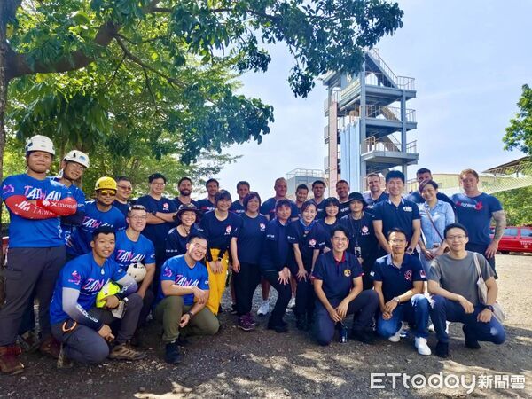 ▲澳洲消防員前往台南觀摩特搜醫療組訓練，現場交流熱絡。（記者林東良翻攝，下同）