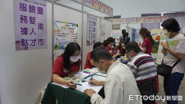 ▲台南市第4場大型就博會於新營糖廠中山堂登場，吸引大批民眾應徵。（記者林東良翻攝，下同）