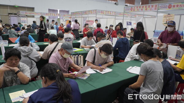 ▲台南市第4場大型就博會於新營糖廠中山堂登場，吸引大批民眾應徵。（記者林東良翻攝，下同）