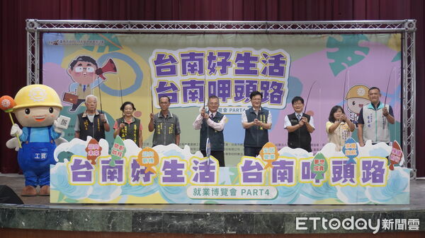 ▲台南市第4場大型就博會於新營糖廠中山堂登場，吸引大批民眾應徵。（記者林東良翻攝，下同）