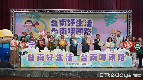 ▲台南市第4場大型就博會於新營糖廠中山堂登場，吸引大批民眾應徵。（記者林東良翻攝，下同）