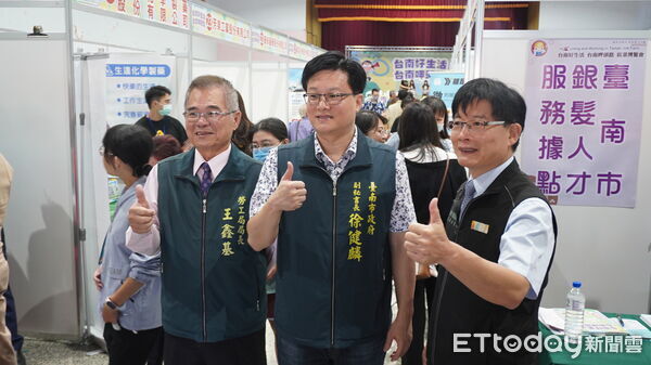 ▲台南市第4場大型就博會於新營糖廠中山堂登場，吸引大批民眾應徵。（記者林東良翻攝，下同）