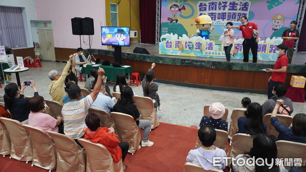 ▲台南市第4場大型就博會於新營糖廠中山堂登場，吸引大批民眾應徵。（記者林東良翻攝，下同）