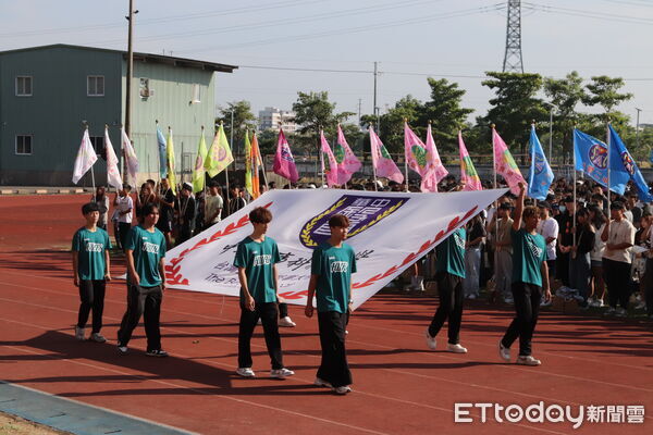 ▲中華醫大57週年校慶運動會登場，排球校隊選手護送校旗進場。（記者林東良翻攝，下同）