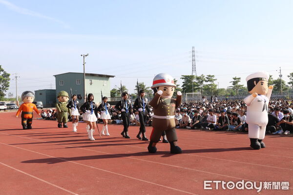 ▲中華醫大57週年校慶運動會登場，排球校隊選手護送校旗進場。（記者林東良翻攝，下同）