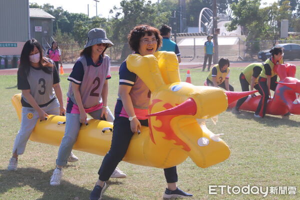 ▲中華醫大57週年校慶運動會登場，排球校隊選手護送校旗進場。（記者林東良翻攝，下同）