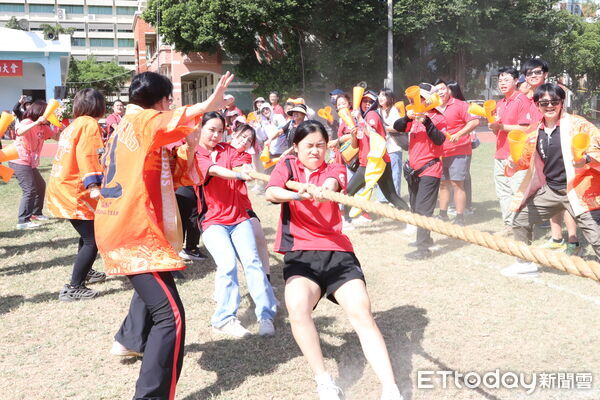 ▲中華醫大57週年校慶運動會登場，排球校隊選手護送校旗進場。（記者林東良翻攝，下同）