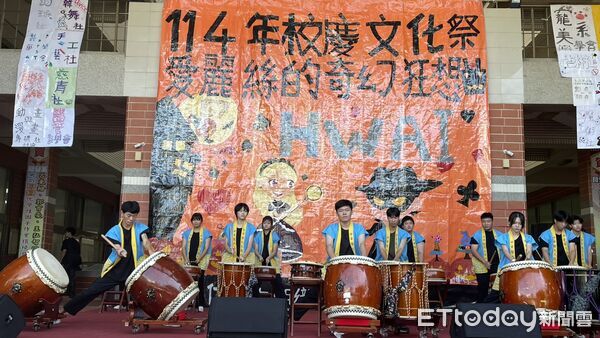 ▲中華醫大57週年校慶運動會登場，排球校隊選手護送校旗進場。（記者林東良翻攝，下同）