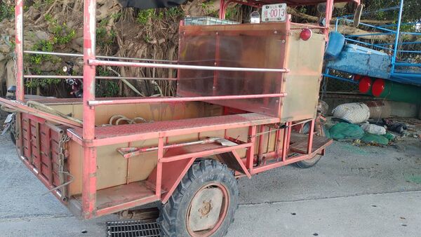 ▲彰化芳苑鄉鐵牛蚵車翻覆10人送醫。（圖／民眾提供）