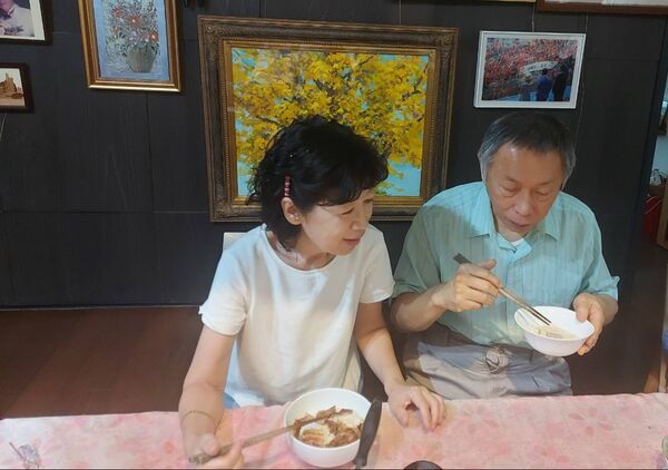 ▲民眾黨前主席柯文哲與妻子陳佩琪趁著假日一同享用午餐。（圖／翻攝自Facebook／陳佩琪）