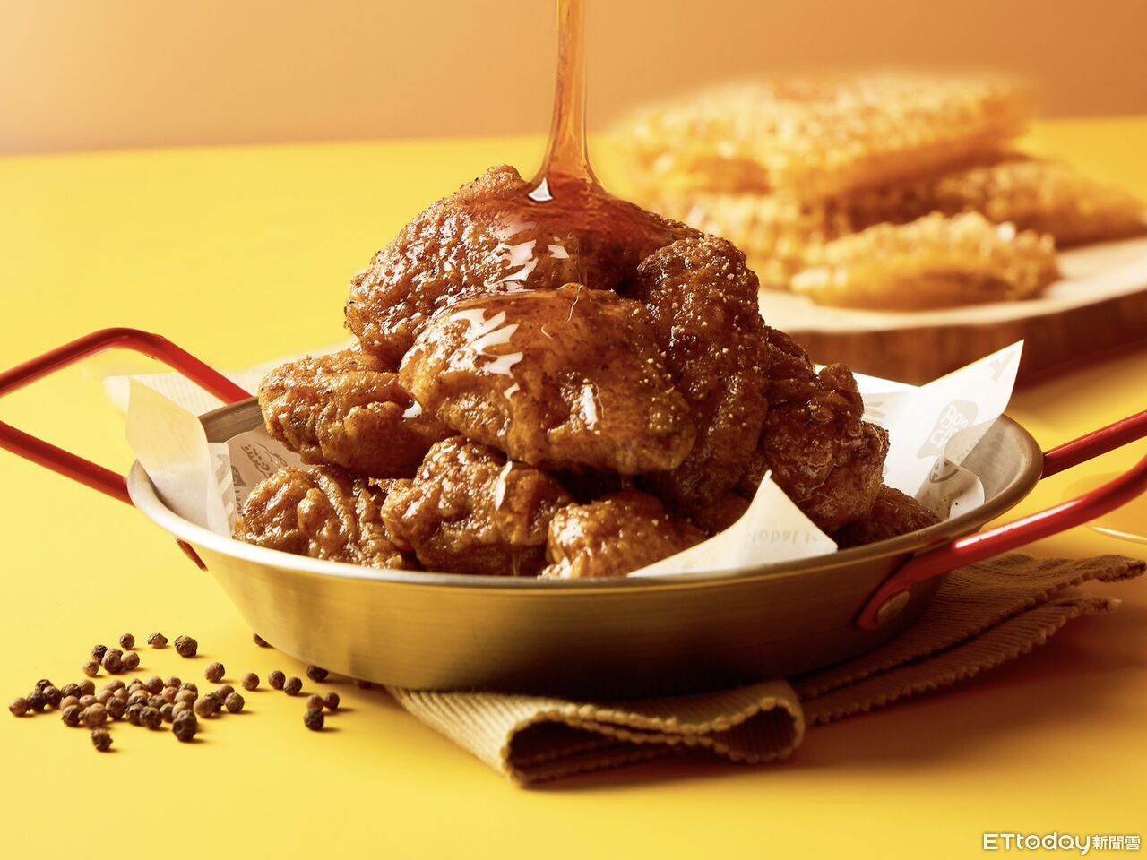 本村「雙倍蜂蜜黑胡椒炸雞」期間限定 還有可愛雞腿吊飾
