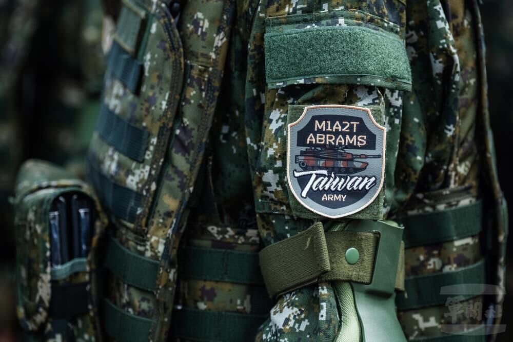 戰車側身圖搭配Taiwan字樣 M1A2T臂章象徵堅固防線