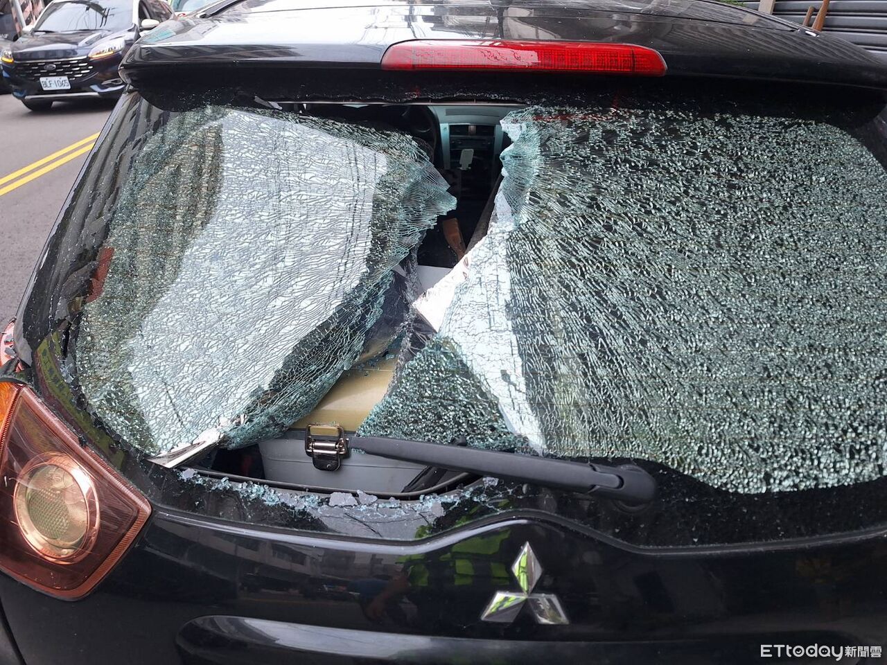 狂男揮鋼條亂砸「玻璃碎成蜘蜘網」6車遭殃　台中警壓制逮人