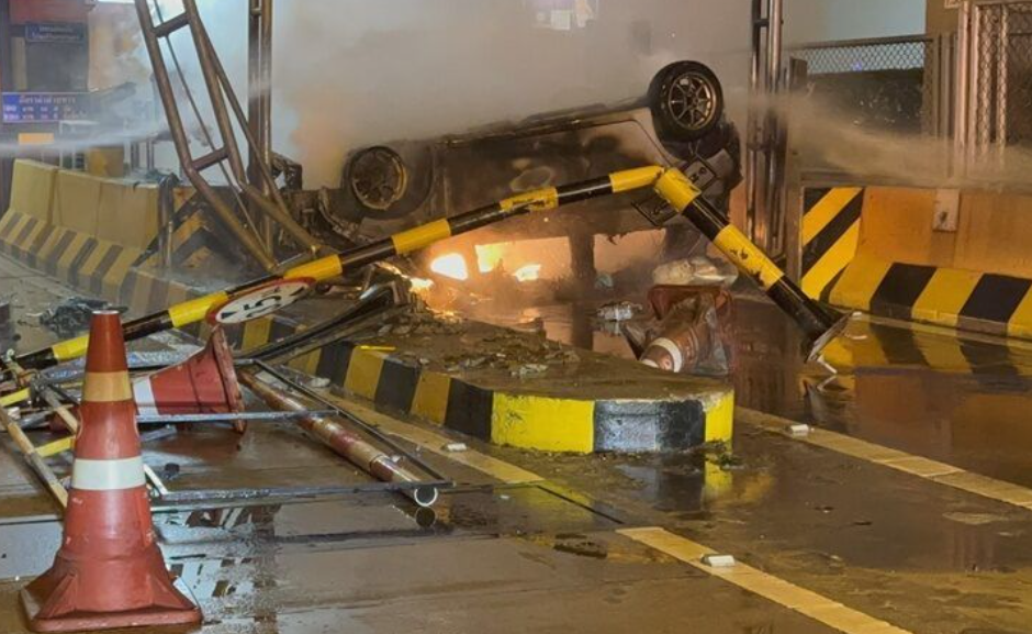 ▲▼曼谷收費站驚見「翻車火球」　33歲駕駛自爆打瞌睡肇禍。（圖／翻攝自KhaoSod）