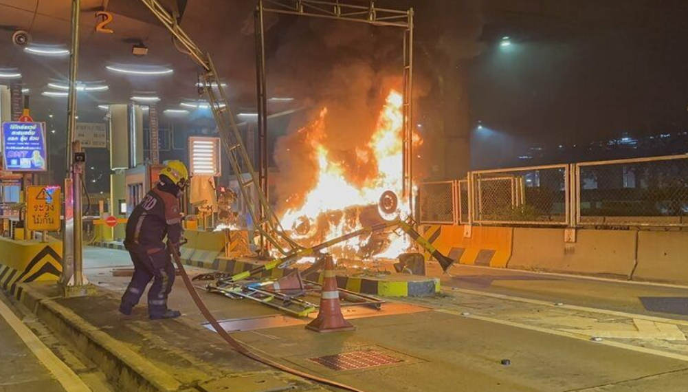 ▲▼曼谷收費站驚見「翻車火球」　33歲駕駛自爆打瞌睡肇禍。（圖／翻攝自KhaoSod）
