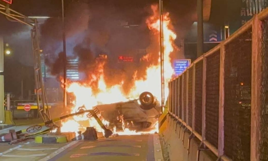 ▲▼曼谷收費站驚見「翻車火球」　33歲駕駛自爆打瞌睡肇禍。（圖／翻攝自KhaoSod）