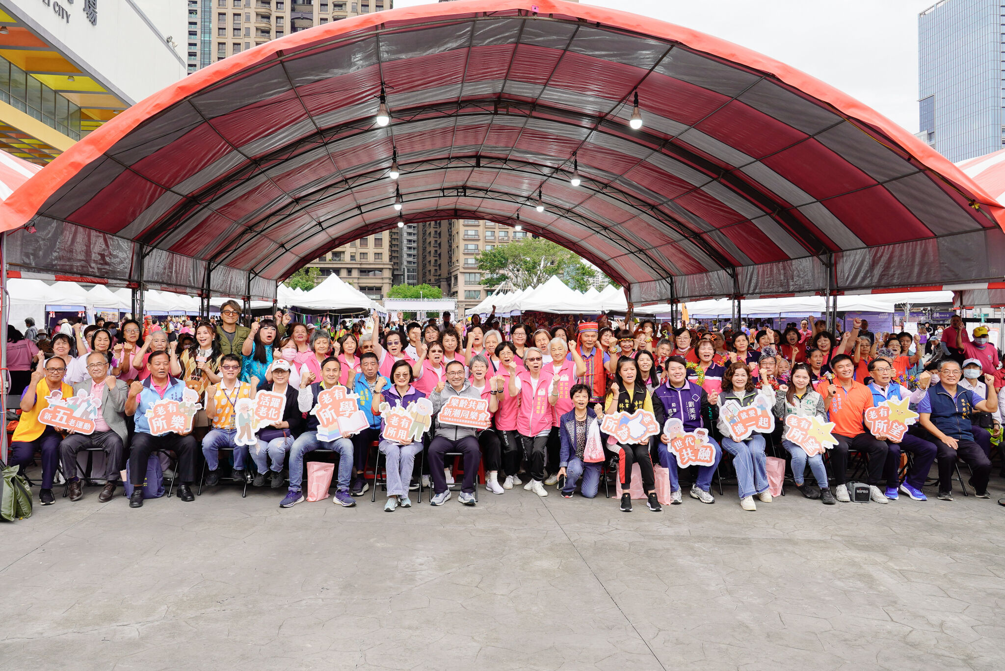 ▲「新潮同樂會」登場！新北據點長輩秀活力。（圖／新北市社會局提供）