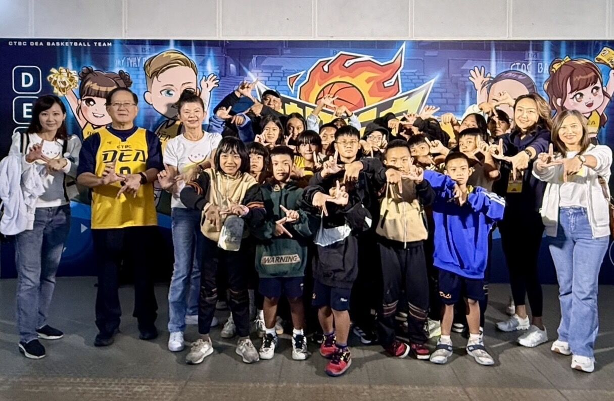 ▲▼中信特攻攜手東森幼幼基金會，邀請南投地利國小和基隆建德國小進場看球。（圖左二為中信育樂董事長陳國恩、左三為東森幼幼基金會董事長孫嘉蕊、左一為東森幼幼基金會執行長黃慧婷、右二為中信育樂主秘黃芯玫、右一為東森幼幼基金會秘書長施雅文。（圖／中信特攻提供）