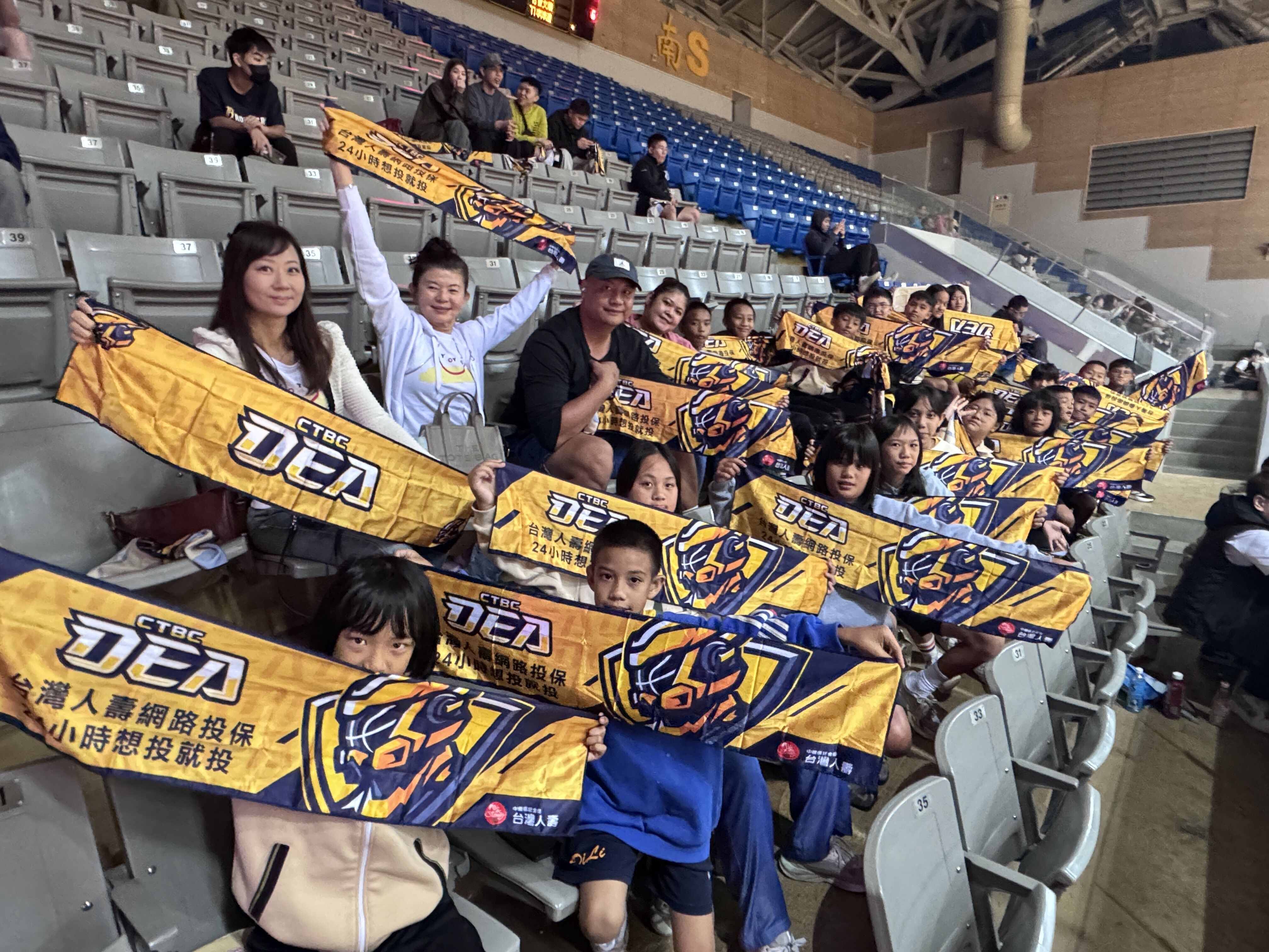 ▲▼中信特攻攜手東森幼幼基金會，邀請南投地利國小和基隆建德國小進場看球。（圖左二為中信育樂董事長陳國恩、左三為東森幼幼基金會董事長孫嘉蕊、左一為東森幼幼基金會執行長黃慧婷、右二為中信育樂主秘黃芯玫、右一為東森幼幼基金會秘書長施雅文。（圖／中信特攻提供）