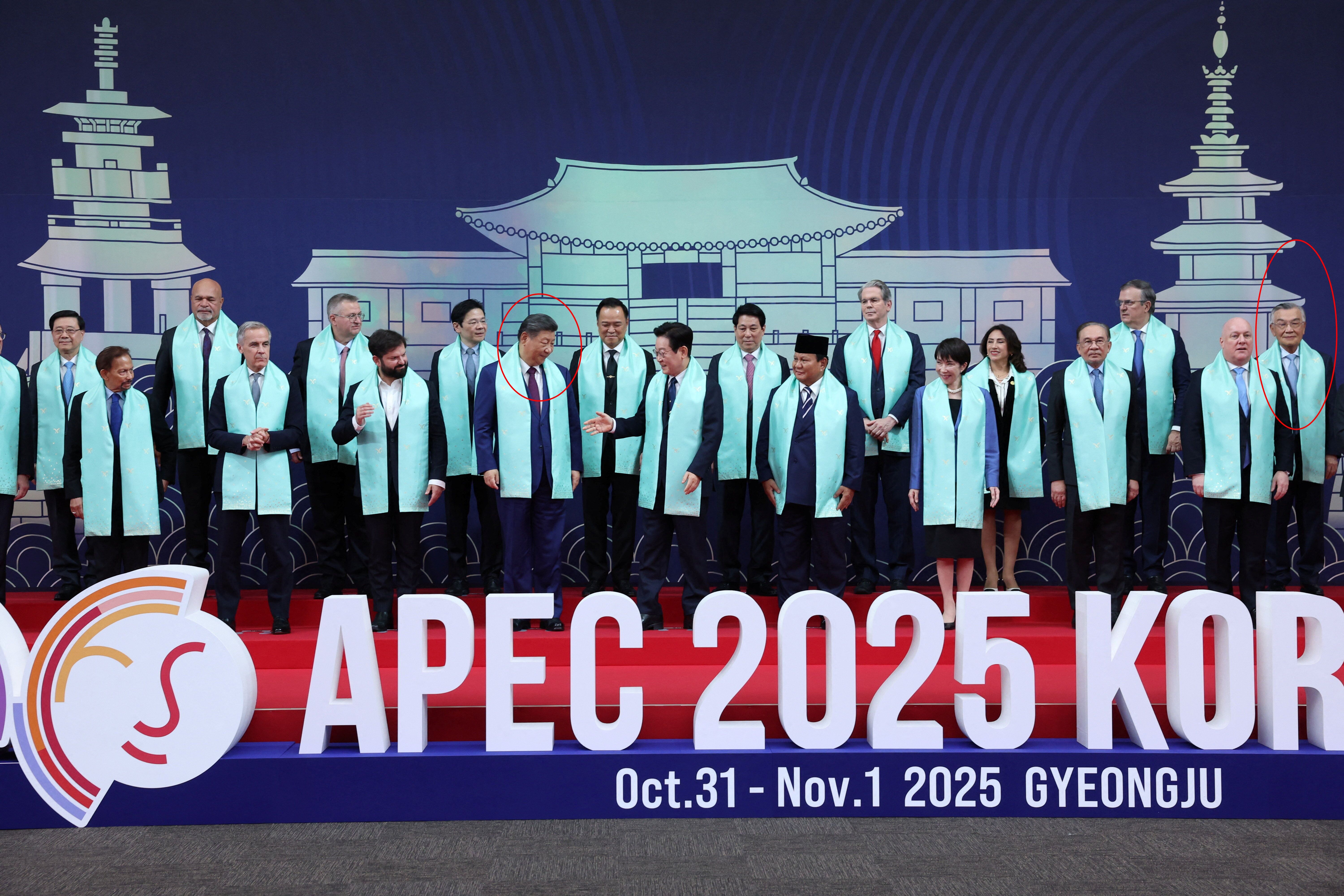 ▲▼2025APEC各國領袖代表合照，林信義與習近平無機會互動。（圖／路透）