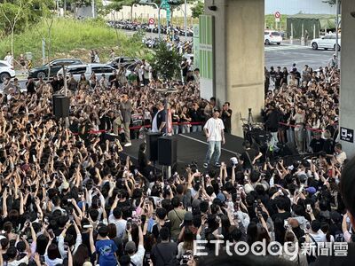 頑童MJ116快閃台中開唱半小時 數千粉絲高舉手機海!癱瘓松竹車站