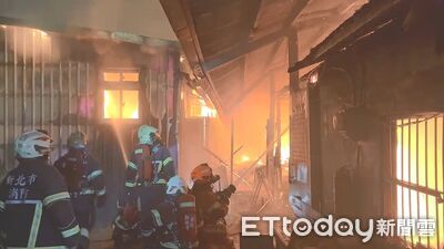 快訊／新店連棟鐵皮屋竄火舌「全面燃燒」　警消全力救援