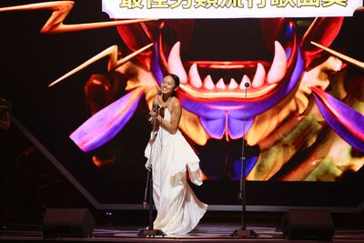 金音獎爆意外...女歌手衣服被扯壞慌喊：奶頭露出來了！全場傻眼