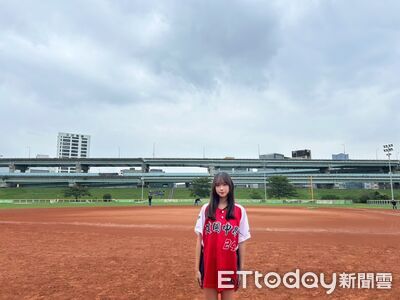 黑豹旗/場邊的她最暖!建中球經化身最佳應援 用鏡頭記錄青春
