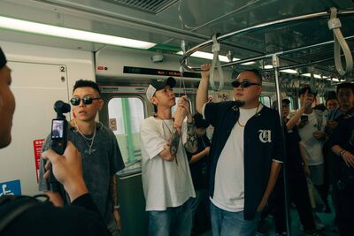 搭捷運一半「巧遇3超帥潮男」竟是大咖天團! 民眾激動當場嚇哭