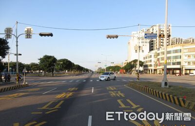 台中加拿大女遊客遭左轉車撞飛！與丈夫走斑馬線...驚悚影片曝
