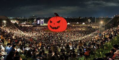 南瓜燈發威！高雄萬聖節活動「衛武營湧10萬人」　網驚：提早跨年