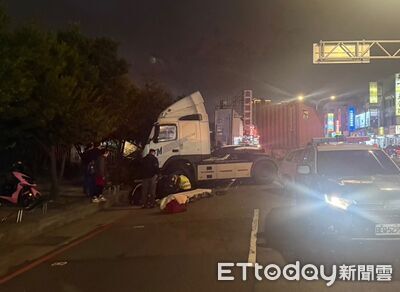 桃園貨櫃車失控!司機身體不適連撞6車 撞到變電箱才停