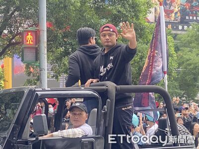 6年等待終於圓夢! 樂天桃猿封王遊行嗨翻桃園