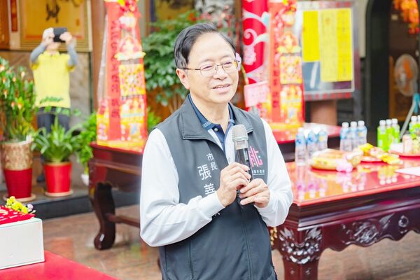 ▲桃園市長張善政今天下午至楊梅三元宮參香後致詞。（圖／市府新聞處提供）
