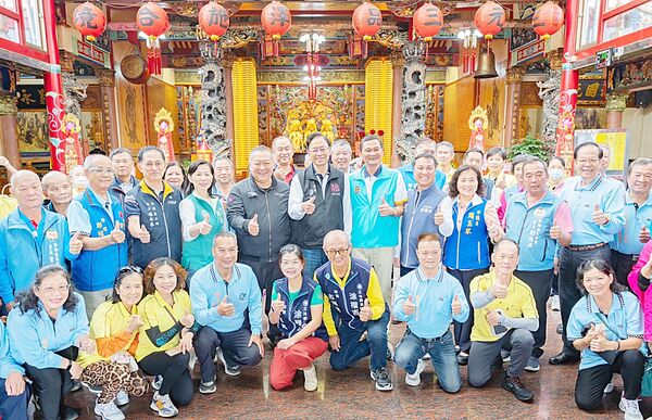 ▲桃園市長張善政今天至楊梅三元宮參香後與地方民代等人合影。（圖／市府新聞處提供）
