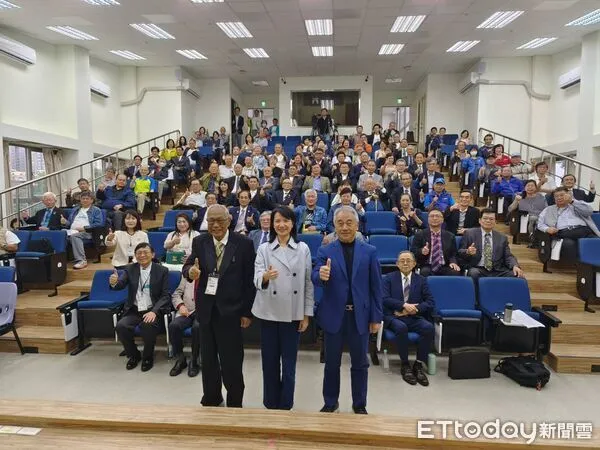 ▲前排左起真理大學校友會總會長張聰聯、校長李宜芳，民國62年畢業的校友謝志堅與全體貴賓合影。（圖／記者張佩芬攝）