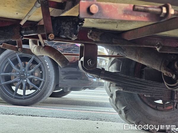 ▲彰化鐵牛蚵車傳動軸斷裂翻覆釀10人受傷。（圖／記者唐詠絮翻攝）