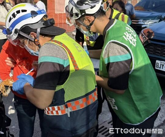 ▲彰化鐵牛蚵車傳動軸斷裂翻覆釀10人受傷。（圖／記者唐詠絮翻攝）