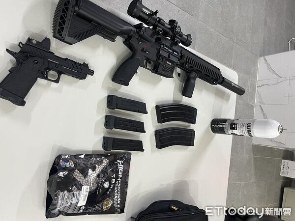 ▲▼他約朋友爬山太早到，拿長短空氣槍朝福德國小操場開槍打可樂瓶。（圖／記者邱中岳翻攝）