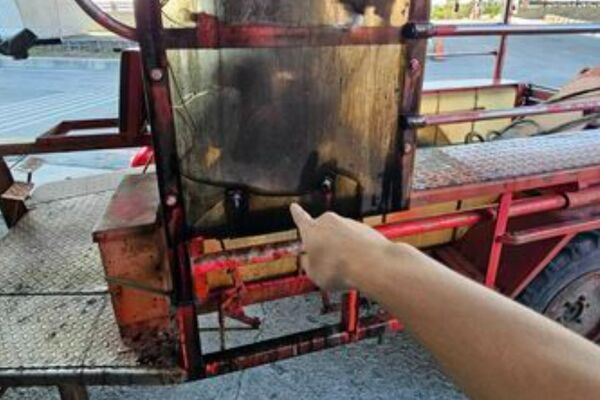 ▲啪！「傳動軸」突斷裂..蚵車翻覆釀10傷！ 他急閃逃過一劫　驚險畫面曝光