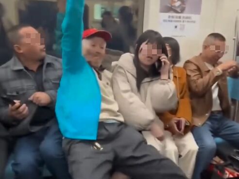 ▲▼陸翁車廂逼女生讓座　被拒後「硬坐大腿」偷摸狂蹭。（圖／翻攝微博）