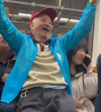 ▲▼陸翁車廂逼女生讓座　被拒後「硬坐大腿」偷摸狂蹭。（圖／翻攝微博）