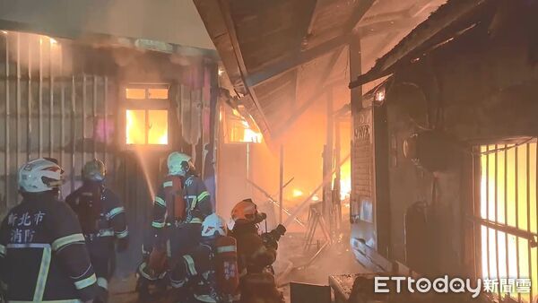 ▲新北市新店區北宜路一段巷內鐵皮屋竄出火舌，警消人員到場全力救援。（圖／記者陸運陞翻攝）