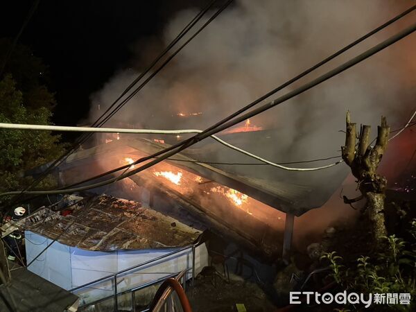 ▲新北市新店區北宜路一段巷內鐵皮屋竄出火舌，警消人員到場全力救援。（圖／記者陸運陞翻攝）