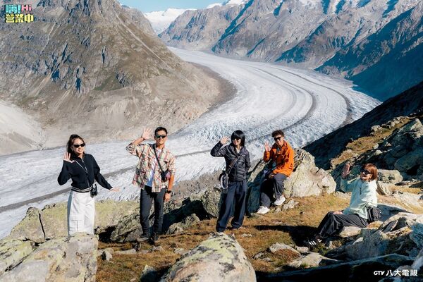 ▲吳映潔(左起)、姚元浩、白安、郭泓志、莎莎隨《嗨！營業中》節目到瑞士。（圖／八大提供）