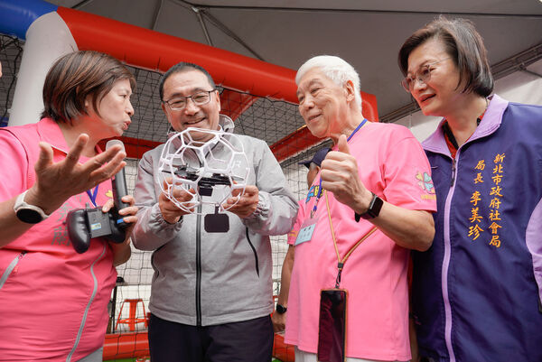 ▲「新潮同樂會」登場！新北據點長輩秀活力。（圖／新北市社會局提供）