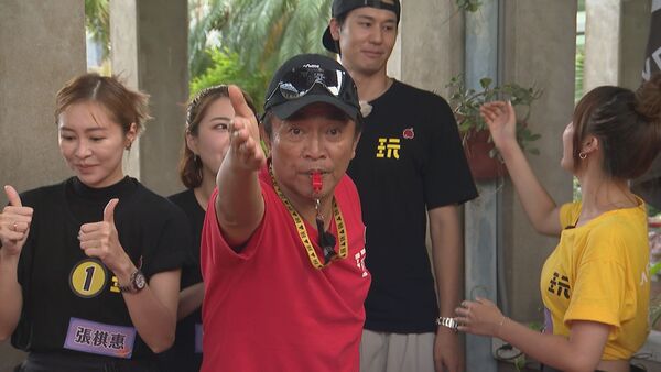 ▲短今挑戰「鐵頭功」整張桌子被撞翻。（圖／綜藝玩很大）